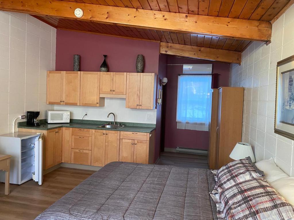 Providence Bay Huron Sands Motel And Restaurant מראה חיצוני תמונה