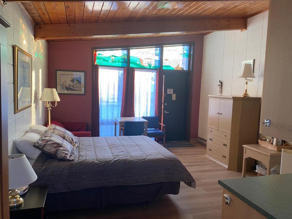 Providence Bay Huron Sands Motel And Restaurant מראה חיצוני תמונה