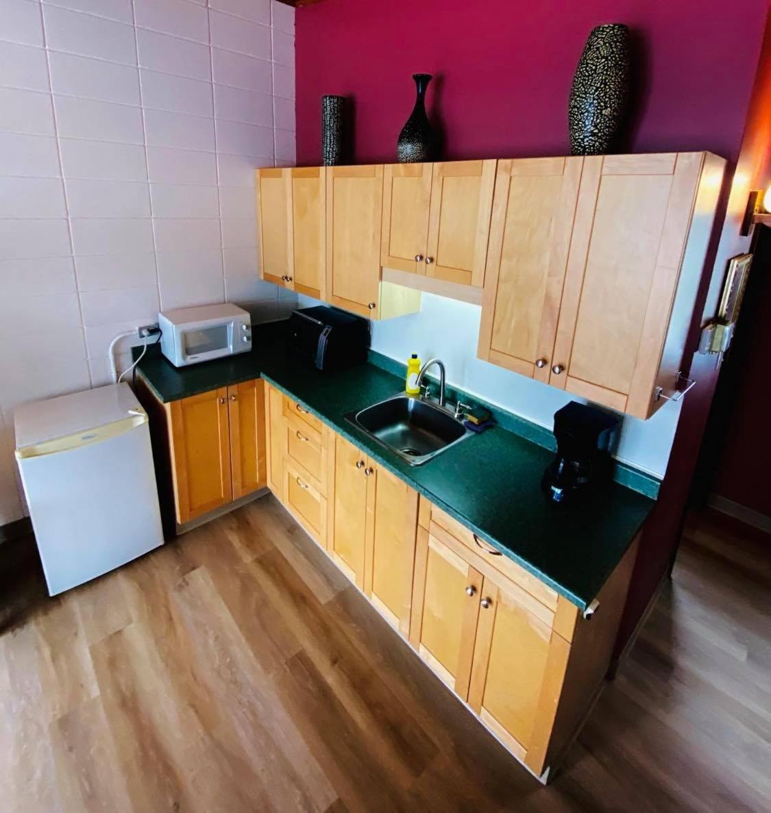 Providence Bay Huron Sands Motel And Restaurant מראה חיצוני תמונה