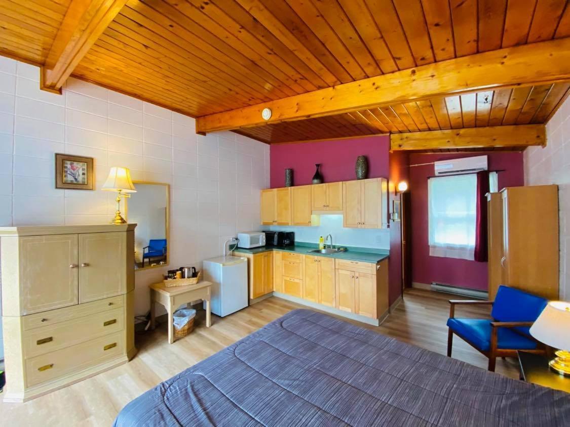 Providence Bay Huron Sands Motel And Restaurant מראה חיצוני תמונה